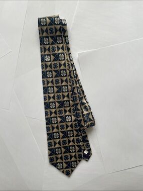 Classic Floral Geometric Silk Necktie in Navy and Gold